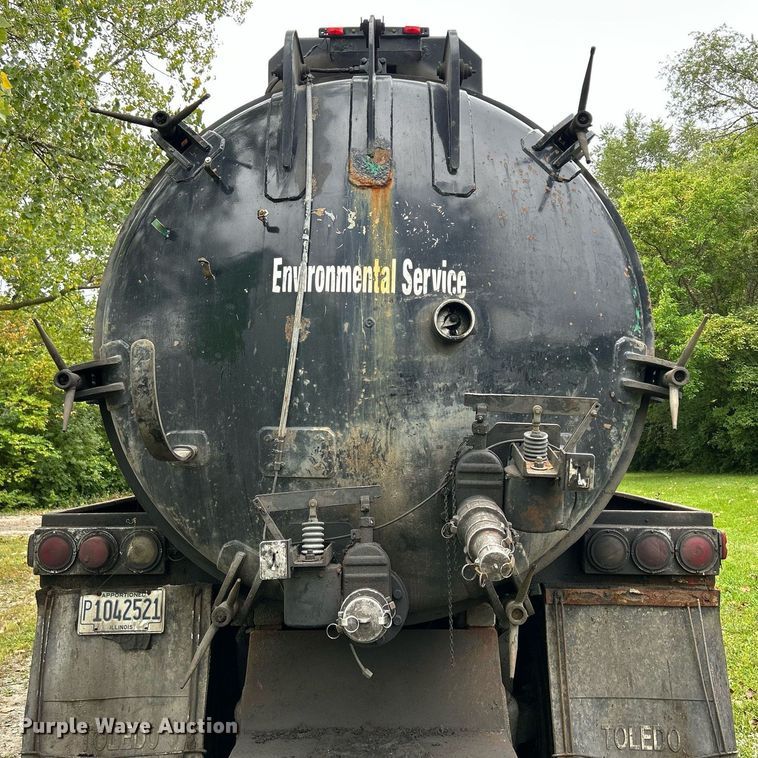 image for item DQ0953 2004 Western Star 4900  vacuum truck