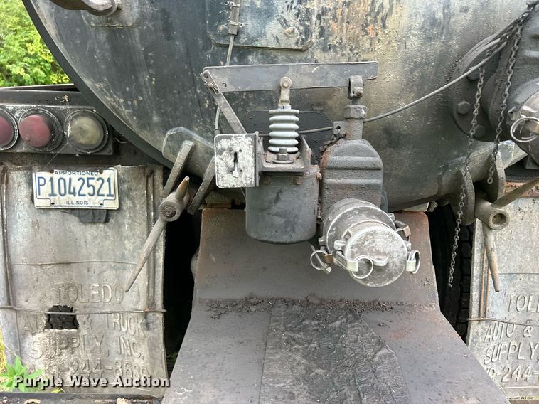 image for item DQ0953 2004 Western Star 4900  vacuum truck