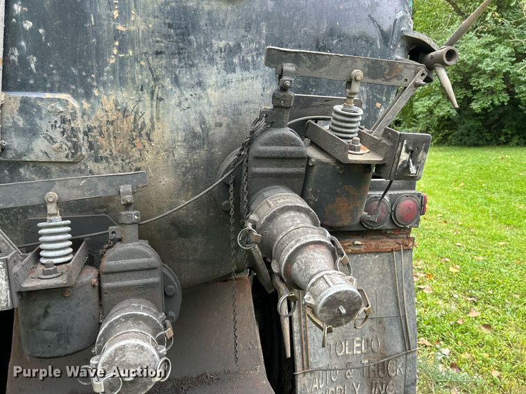 image for item DQ0953 2004 Western Star 4900  vacuum truck