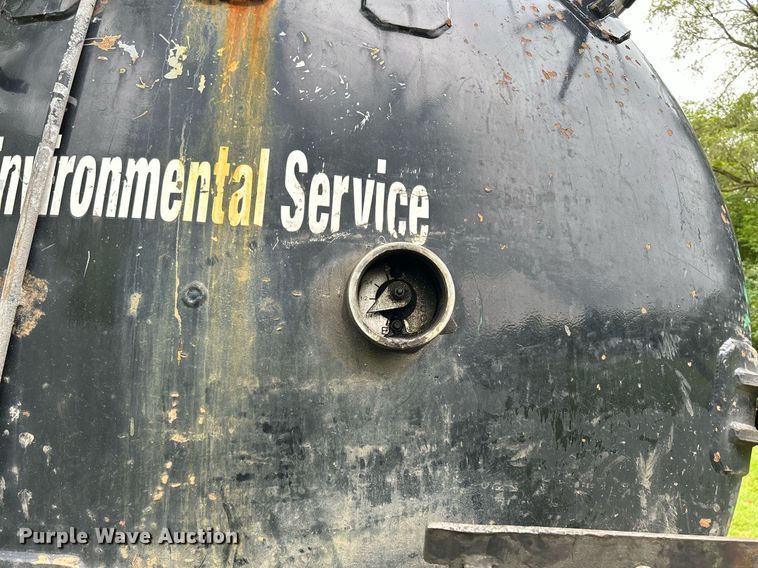 image for item DQ0953 2004 Western Star 4900  vacuum truck