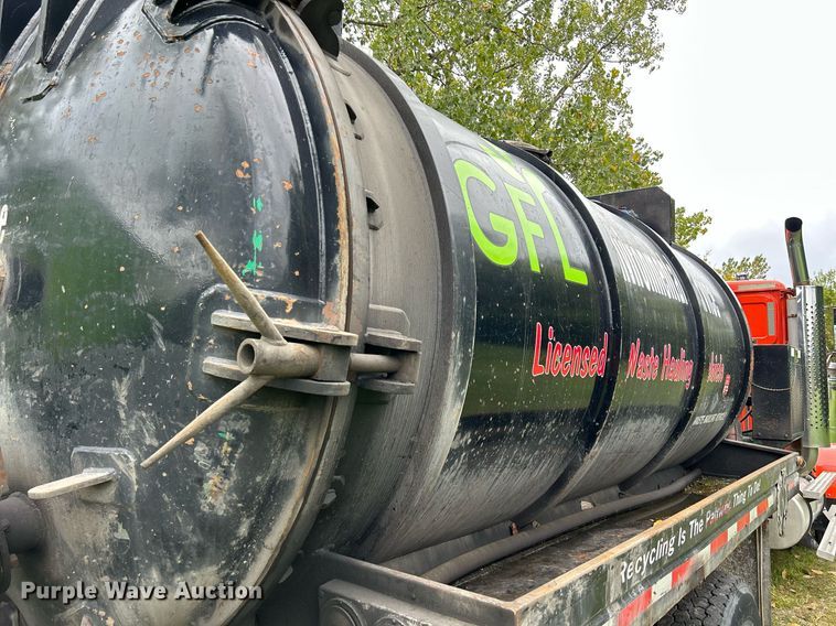 image for item DQ0953 2004 Western Star 4900  vacuum truck