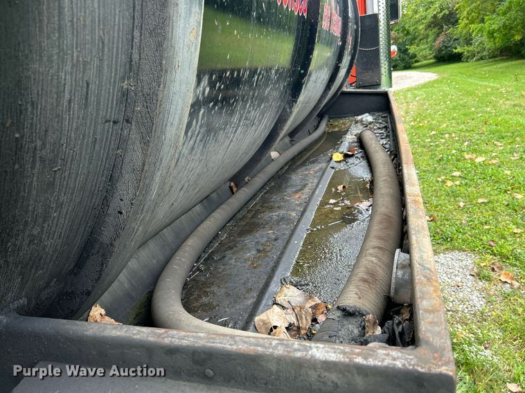 image for item DQ0953 2004 Western Star 4900  vacuum truck