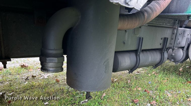 image for item DQ0953 2004 Western Star 4900  vacuum truck