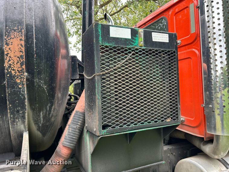 image for item DQ0953 2004 Western Star 4900  vacuum truck