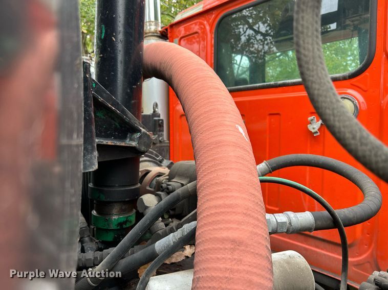 image for item DQ0953 2004 Western Star 4900  vacuum truck