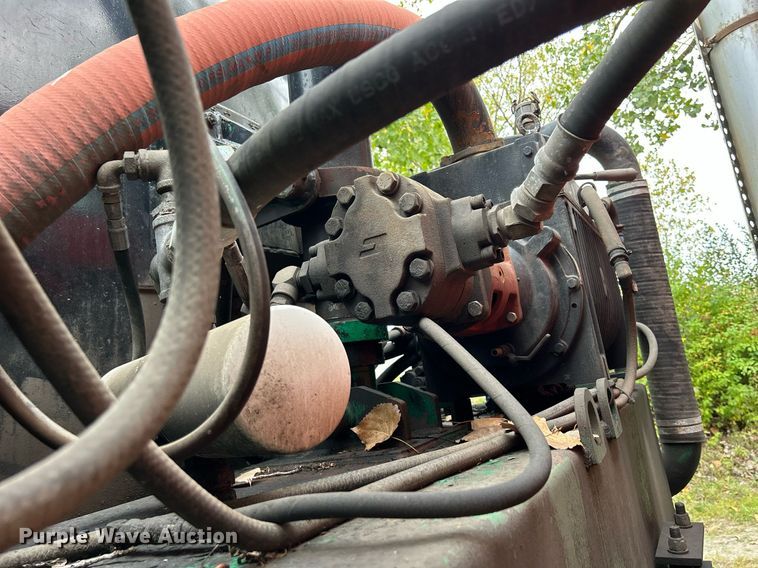 image for item DQ0953 2004 Western Star 4900  vacuum truck