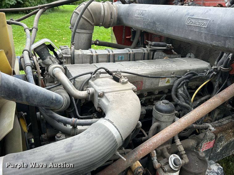 image for item DQ0953 2004 Western Star 4900  vacuum truck