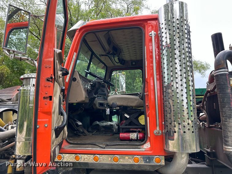 image for item DQ0953 2004 Western Star 4900  vacuum truck