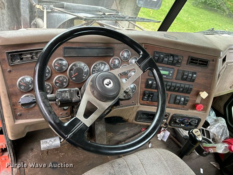 image for item DQ0953 2004 Western Star 4900  vacuum truck