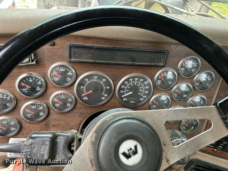 image for item DQ0953 2004 Western Star 4900  vacuum truck