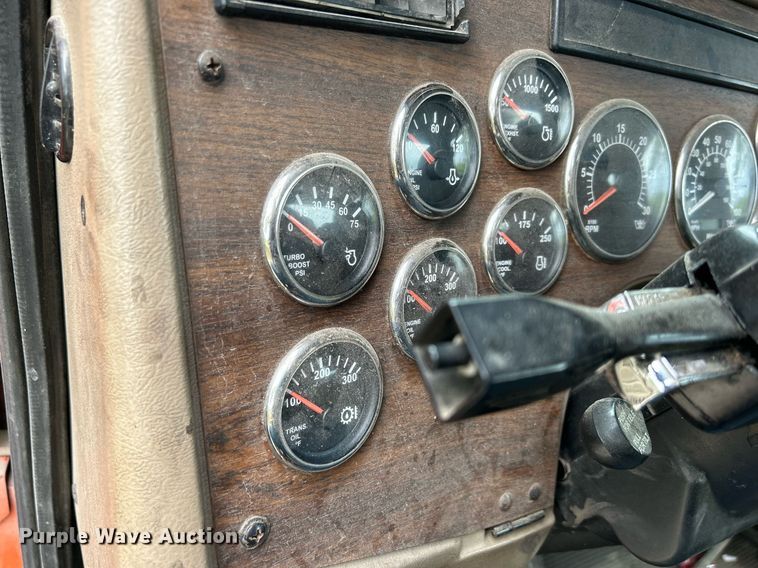 image for item DQ0953 2004 Western Star 4900  vacuum truck