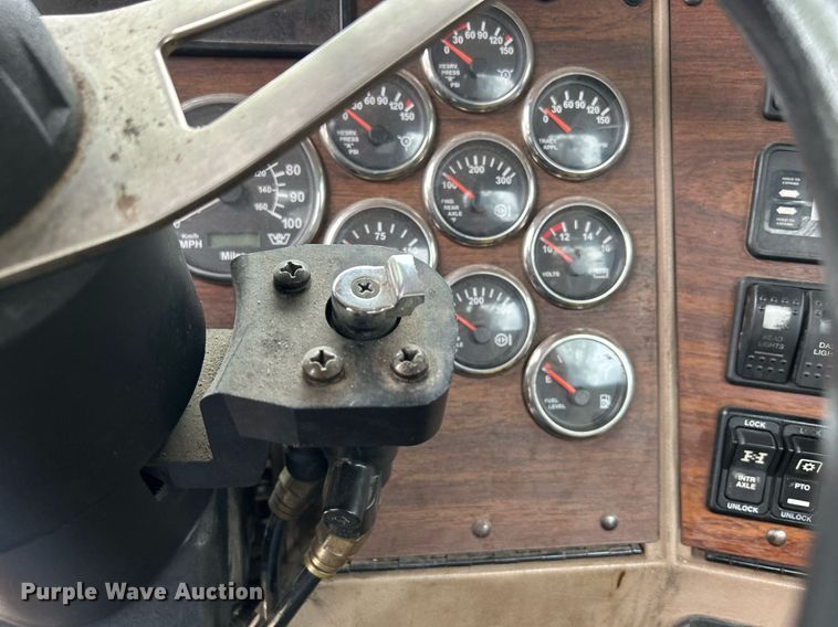 image for item DQ0953 2004 Western Star 4900  vacuum truck