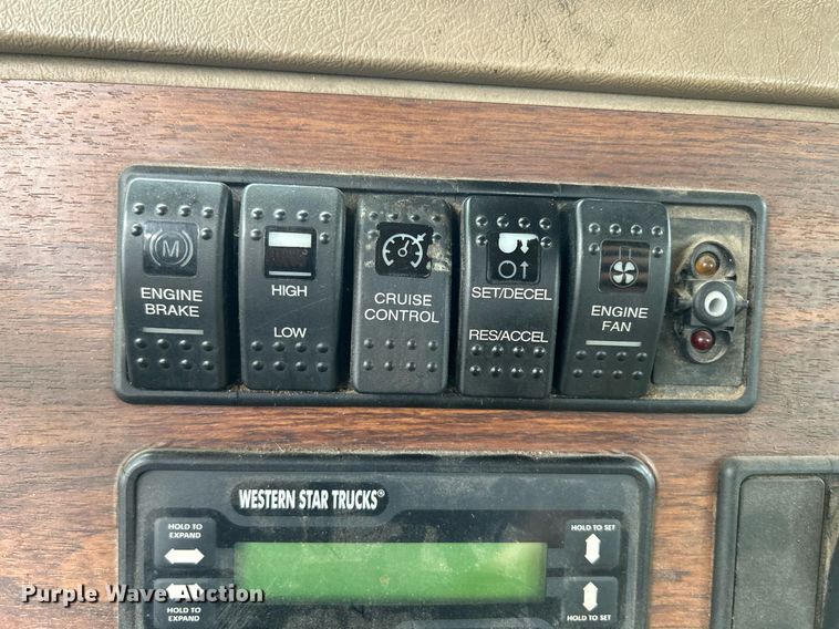 image for item DQ0953 2004 Western Star 4900  vacuum truck