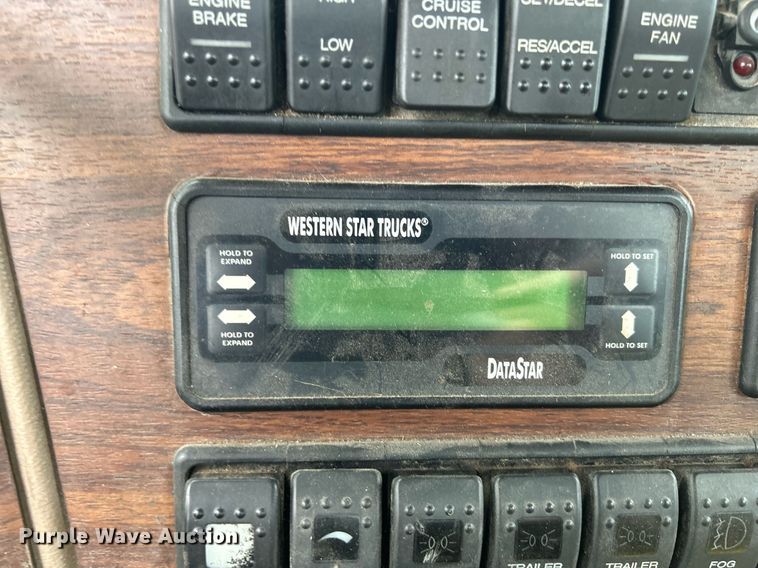 image for item DQ0953 2004 Western Star 4900  vacuum truck