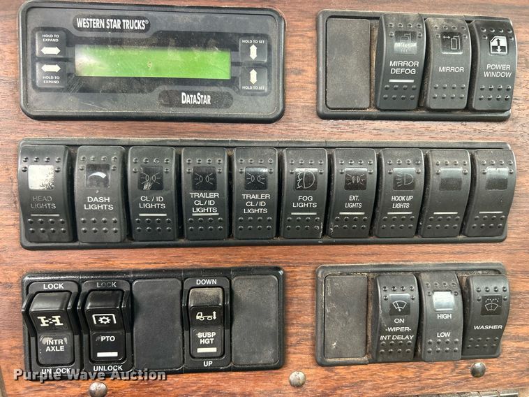 image for item DQ0953 2004 Western Star 4900  vacuum truck