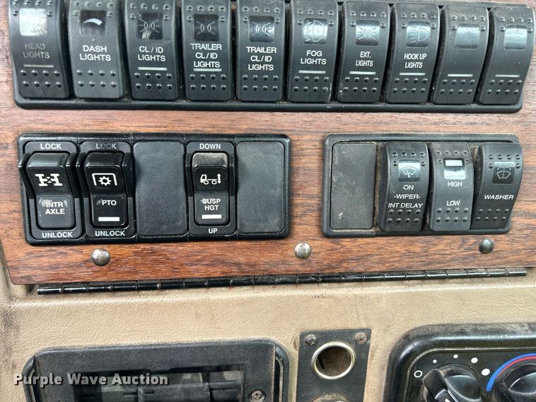 image for item DQ0953 2004 Western Star 4900  vacuum truck