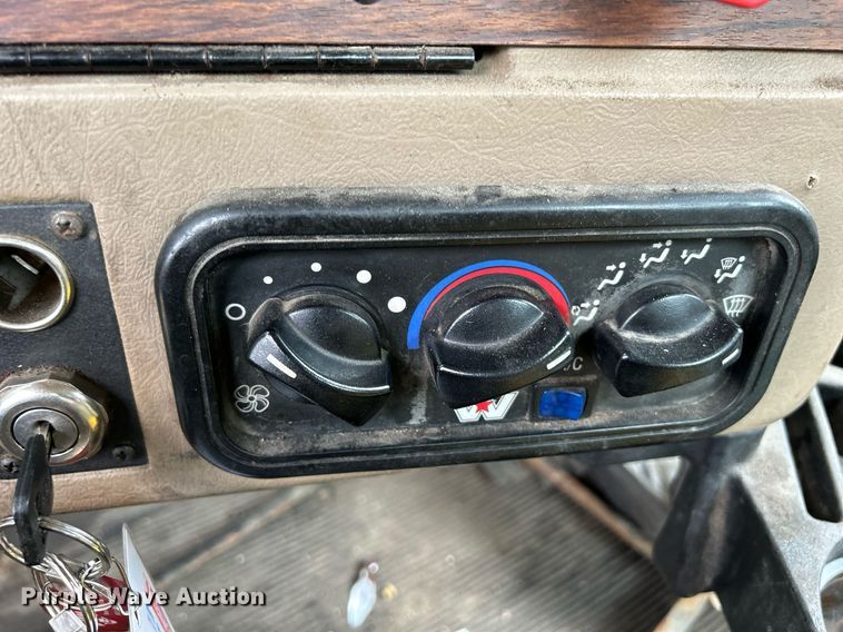 image for item DQ0953 2004 Western Star 4900  vacuum truck