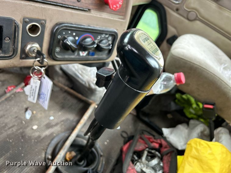 image for item DQ0953 2004 Western Star 4900  vacuum truck