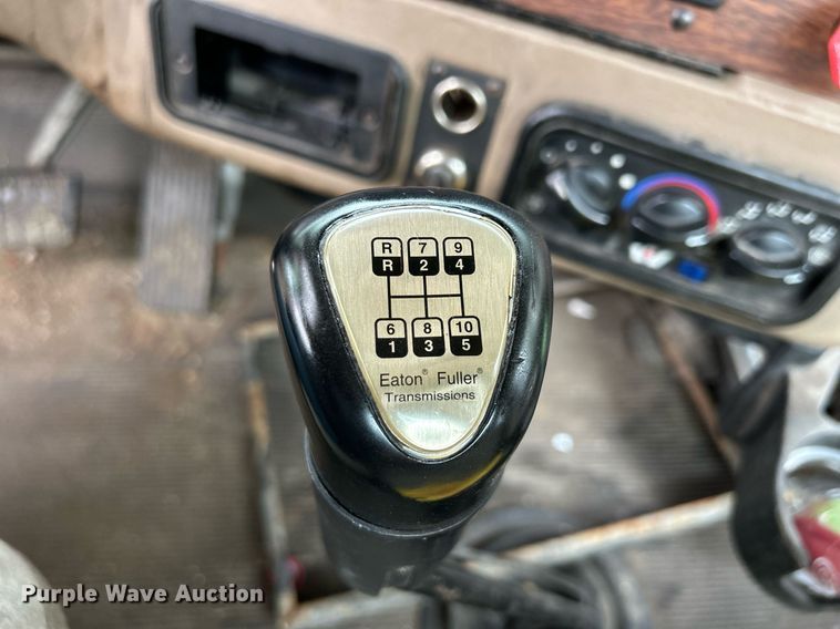 image for item DQ0953 2004 Western Star 4900  vacuum truck