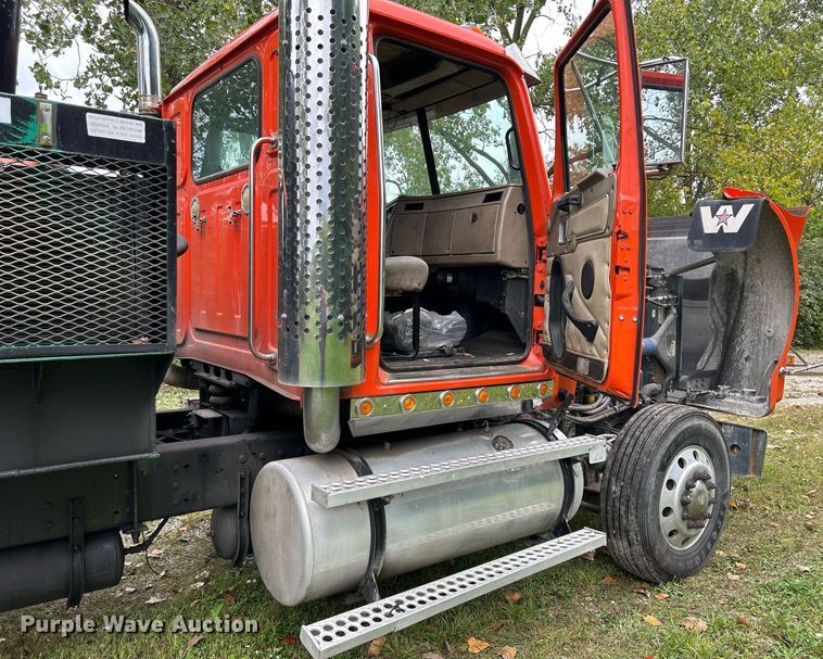 image for item DQ0953 2004 Western Star 4900  vacuum truck