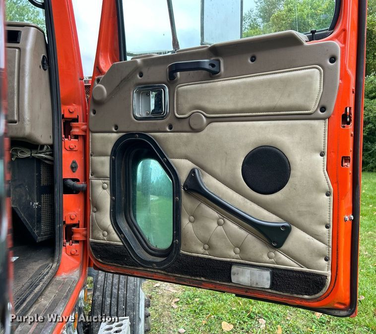 image for item DQ0953 2004 Western Star 4900  vacuum truck