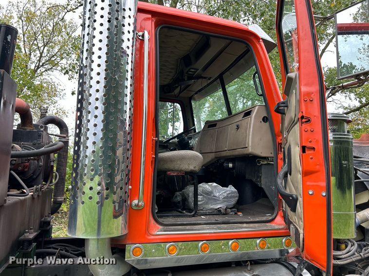 image for item DQ0953 2004 Western Star 4900  vacuum truck