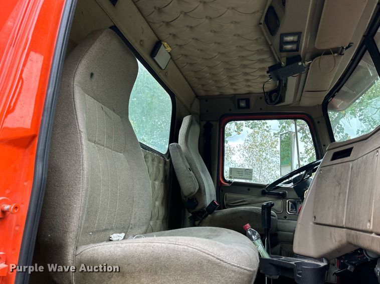 image for item DQ0953 2004 Western Star 4900  vacuum truck