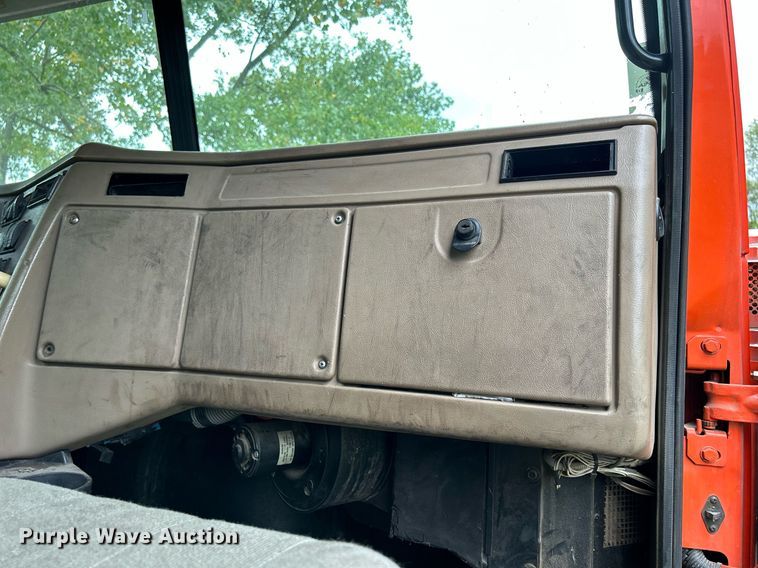 image for item DQ0953 2004 Western Star 4900  vacuum truck