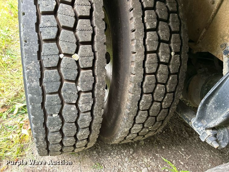 image for item DQ0953 2004 Western Star 4900  vacuum truck