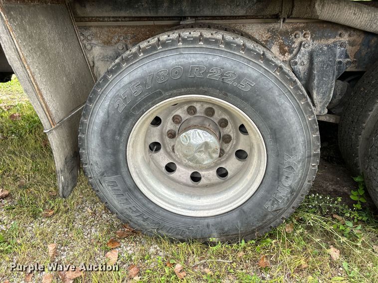 image for item DQ0953 2004 Western Star 4900  vacuum truck