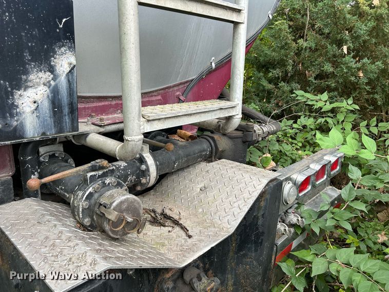 image for item DQ0954 1998 Peterbilt 377  vacuum truck