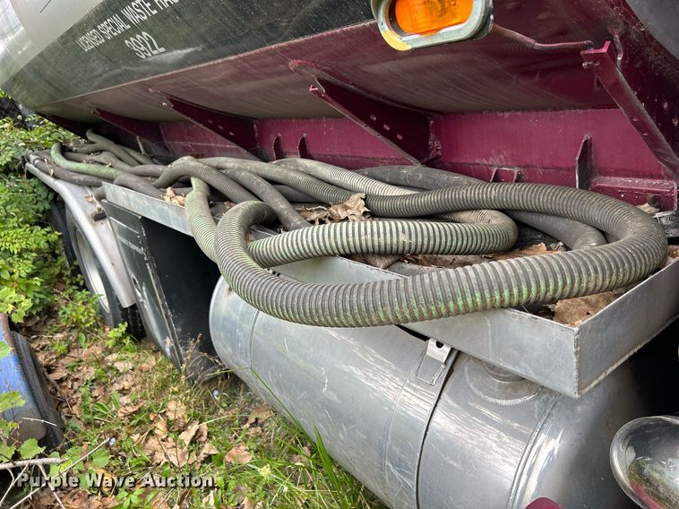 image for item DQ0954 1998 Peterbilt 377  vacuum truck