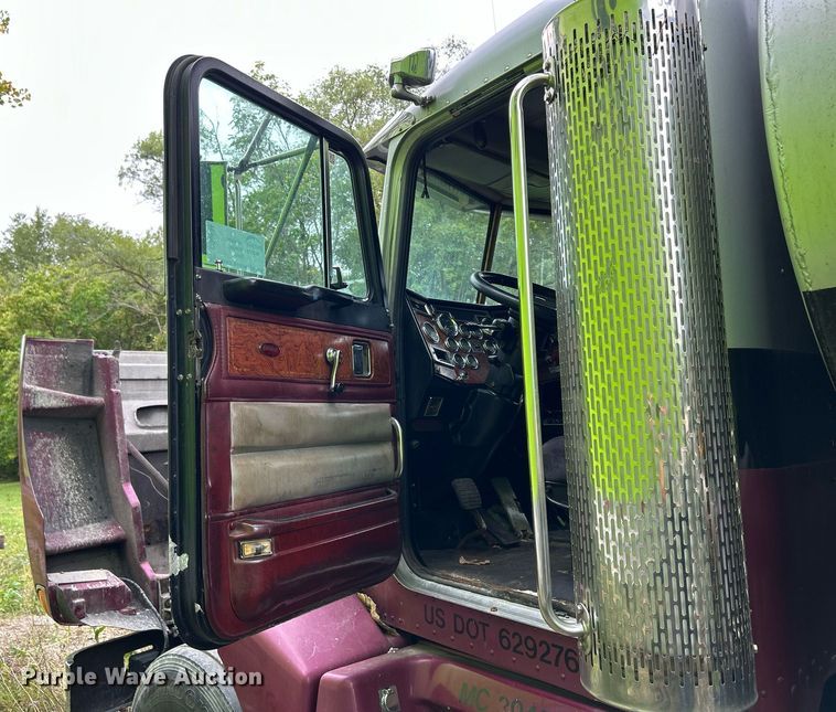 image for item DQ0954 1998 Peterbilt 377  vacuum truck