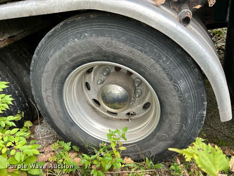 image for item DQ0954 1998 Peterbilt 377  vacuum truck