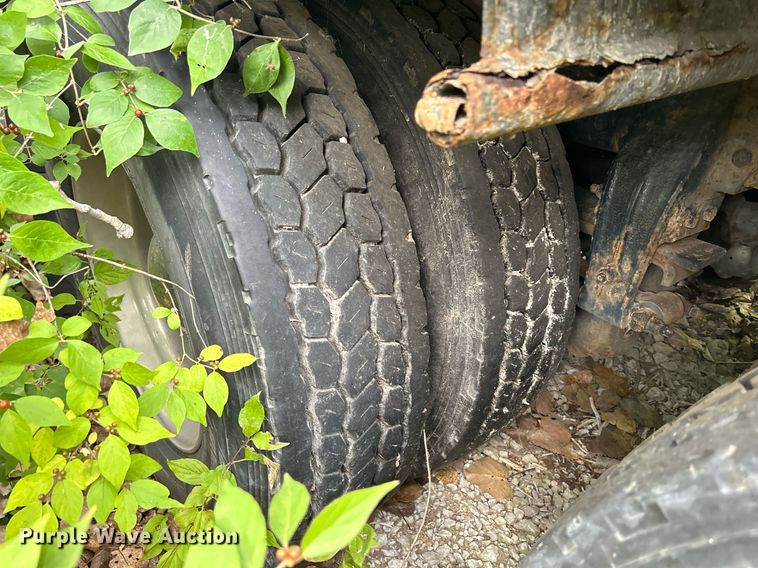 image for item DQ0954 1998 Peterbilt 377  vacuum truck