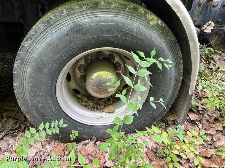 image for item DQ0954 1998 Peterbilt 377  vacuum truck