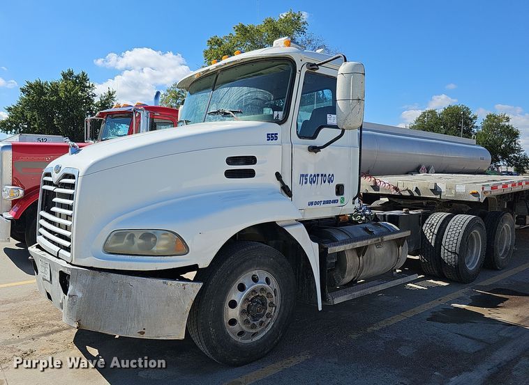 image for item DQ1170 2004 Mack CX613  truck tractor