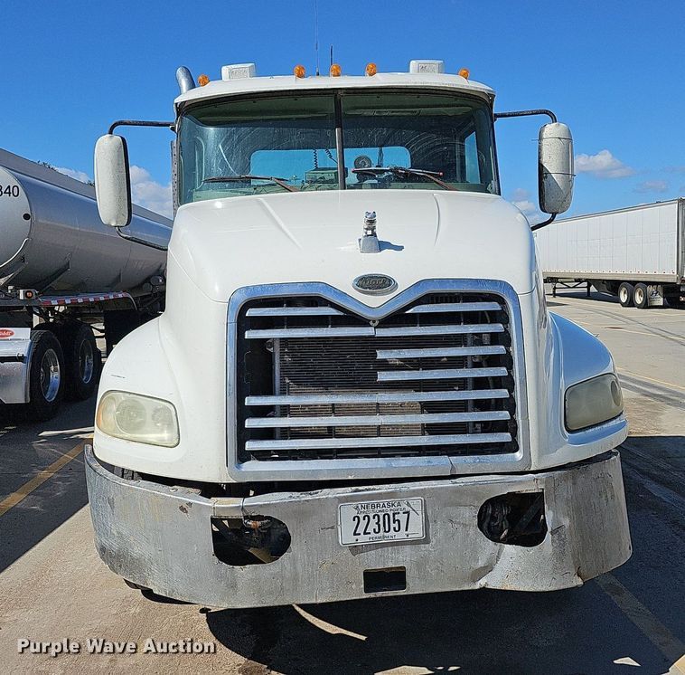 image for item DQ1170 2004 Mack CX613  truck tractor