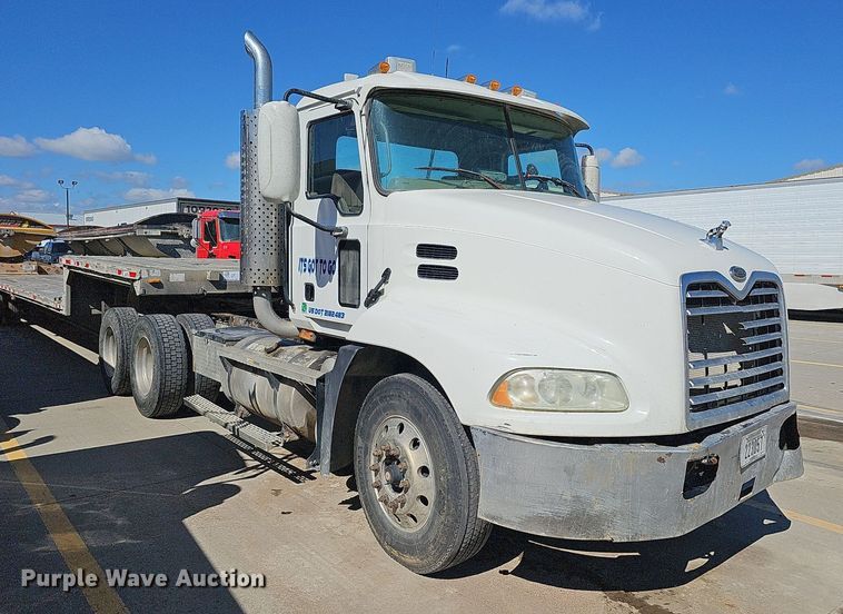 image for item DQ1170 2004 Mack CX613  truck tractor