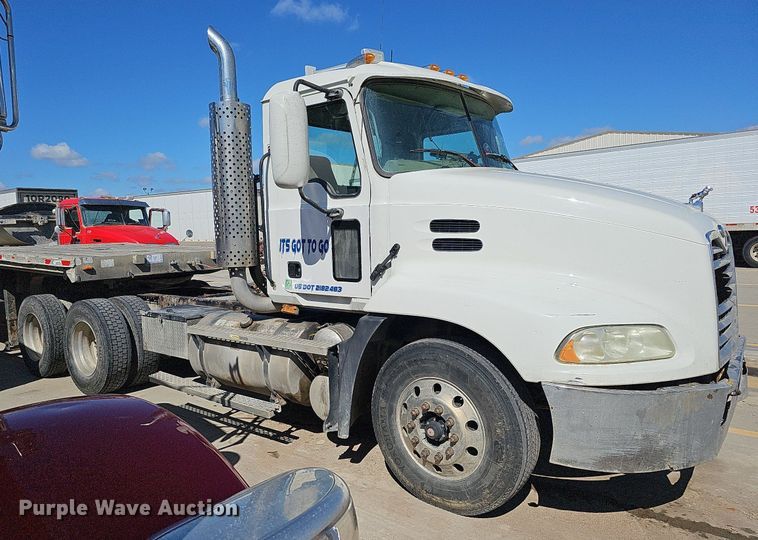 image for item DQ1170 2004 Mack CX613  truck tractor