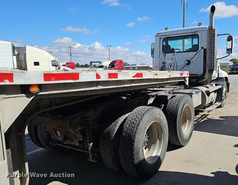 image for item DQ1170 2004 Mack CX613  truck tractor