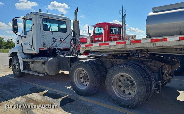 image for item DQ1170 2004 Mack CX613  truck tractor