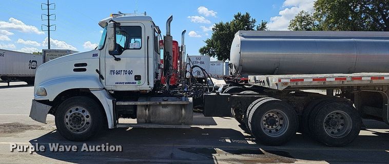 image for item DQ1170 2004 Mack CX613  truck tractor