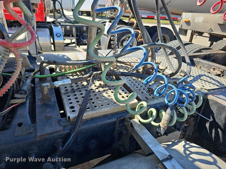 image for item DQ1170 2004 Mack CX613  truck tractor