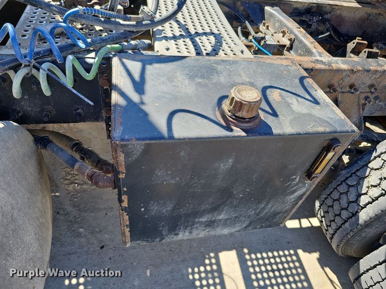 image for item DQ1170 2004 Mack CX613  truck tractor