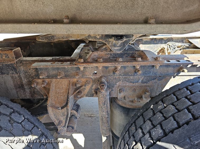 image for item DQ1170 2004 Mack CX613  truck tractor