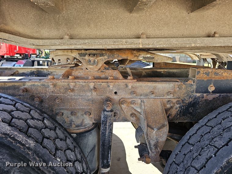 image for item DQ1170 2004 Mack CX613  truck tractor