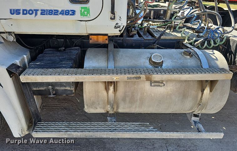 image for item DQ1170 2004 Mack CX613  truck tractor