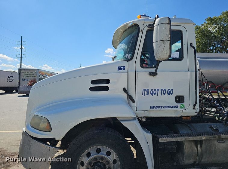 image for item DQ1170 2004 Mack CX613  truck tractor