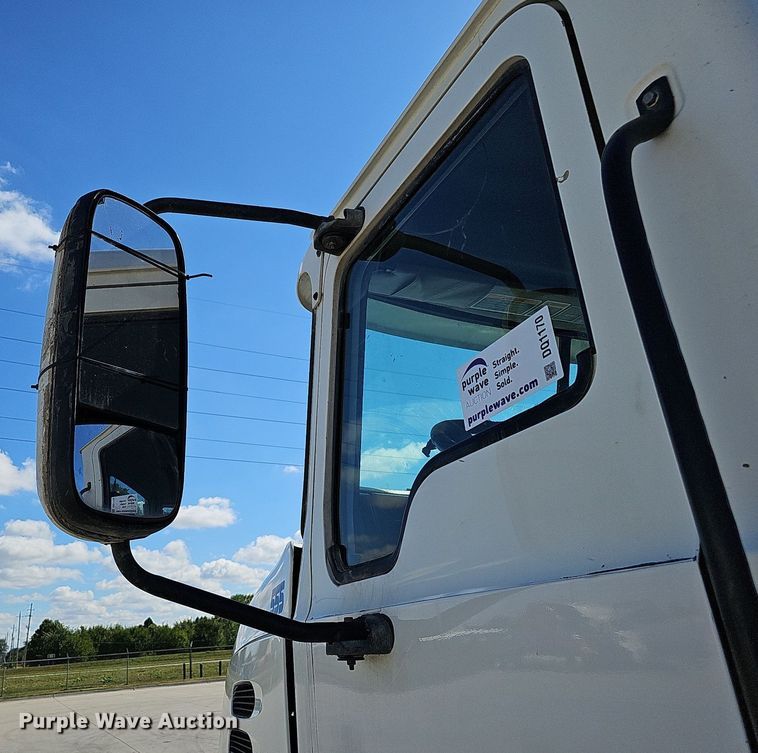 image for item DQ1170 2004 Mack CX613  truck tractor